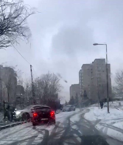 Esenyurt’ta karlı yolda feci kaza kamerada: Kayan otomobil 2 öğretmene çarptı