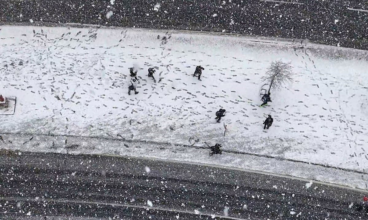 Başakşehir’de öğrencilerin kar sevinci havadan görüntülendi
