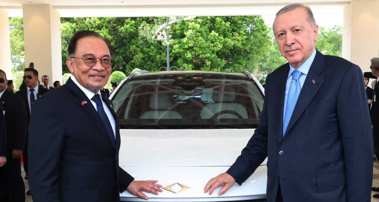Cumhurbaşkanı Erdoğan, Malezya Başbakanı İbrahim’e TOGG teslim etti