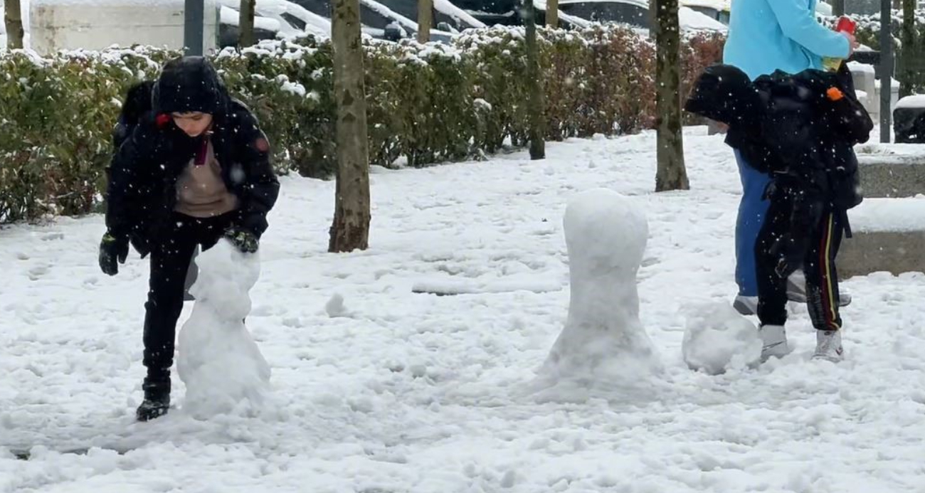 Başakşehir’de çocuklar kardan adam yaptı