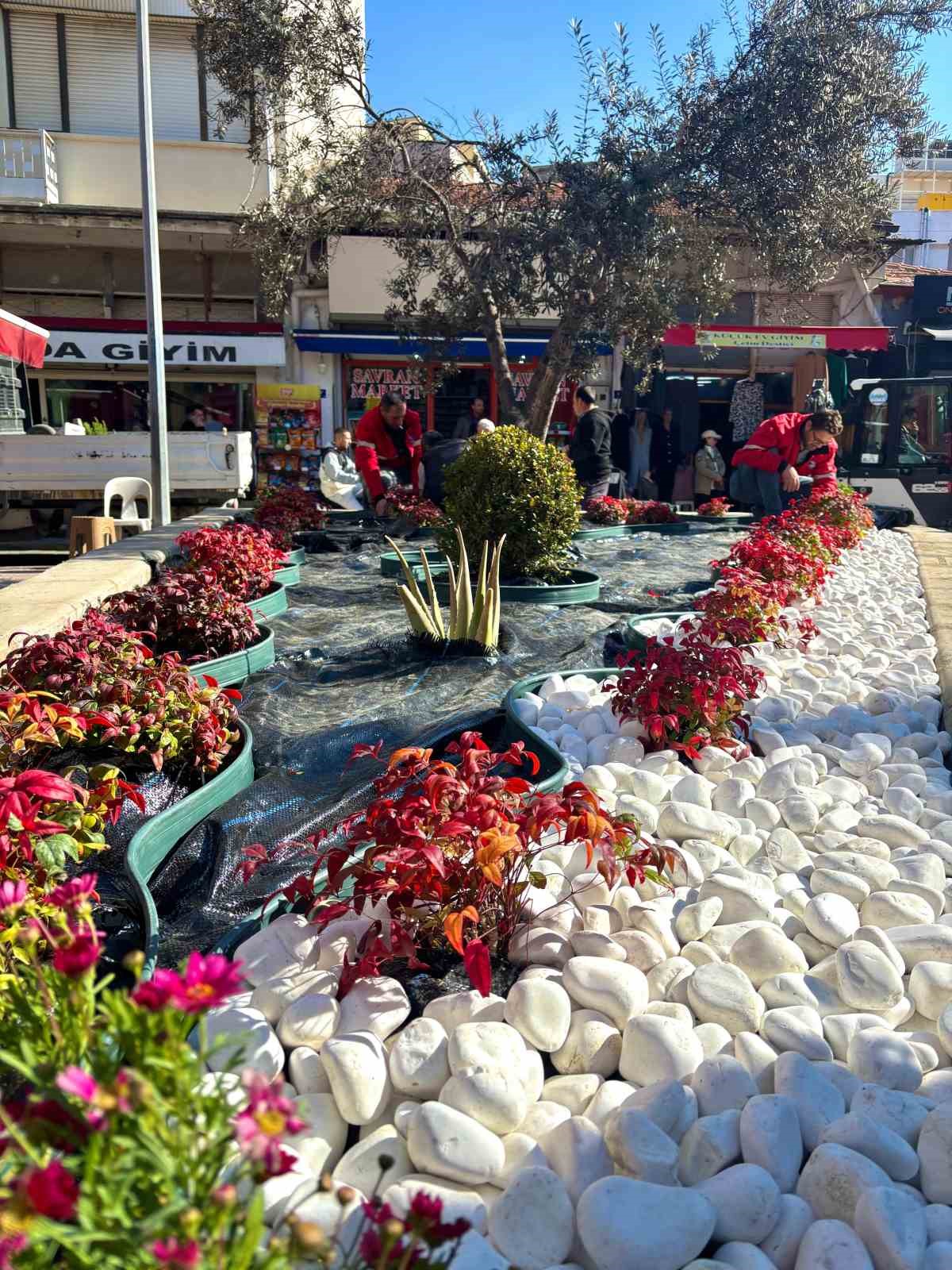 Söke Belediyesi kenti çiçeklerle donatıyor