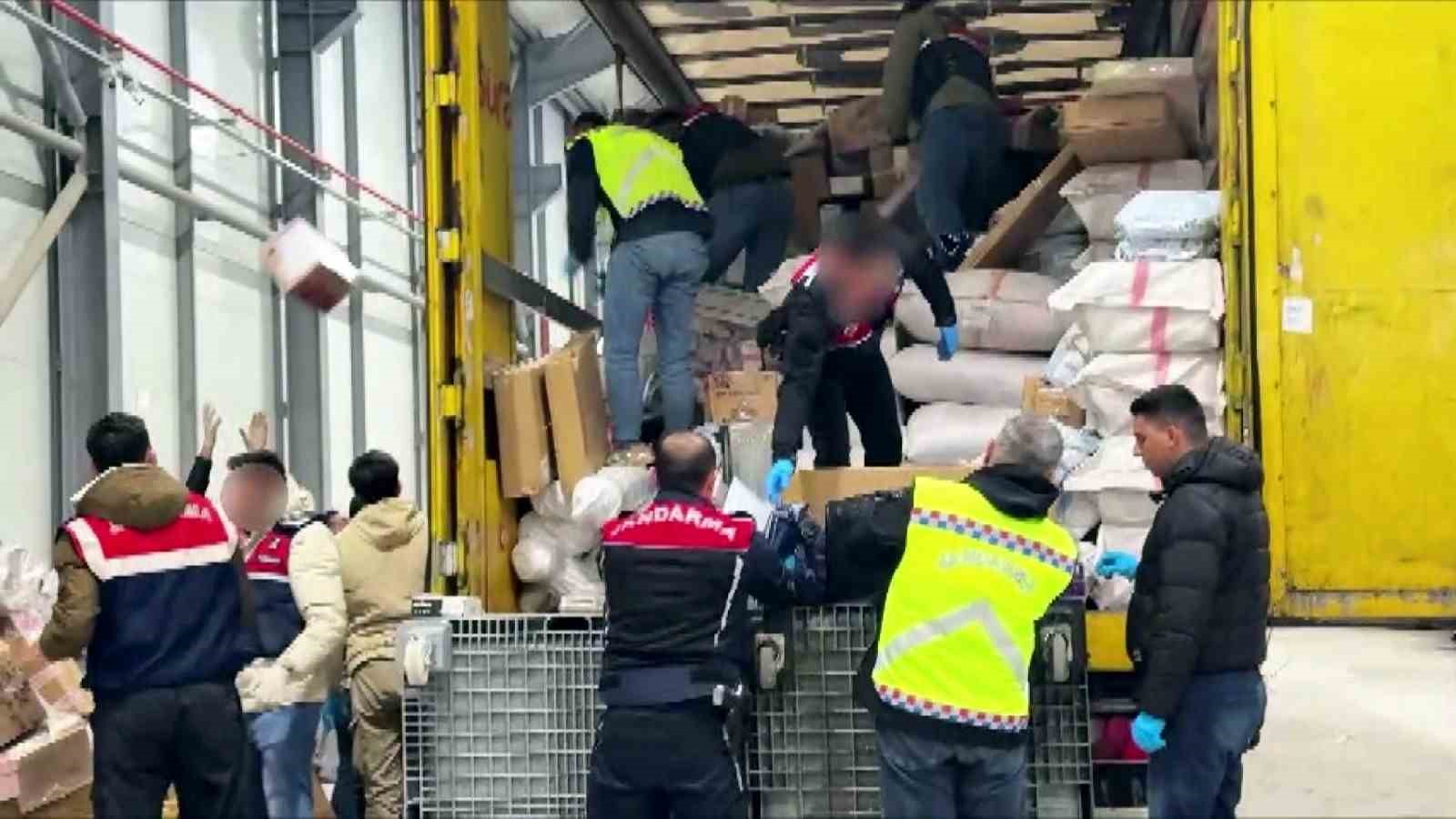 Sakarya’da piyasa değeri 2 buçuk milyon olan kaçak tütün yakalandı