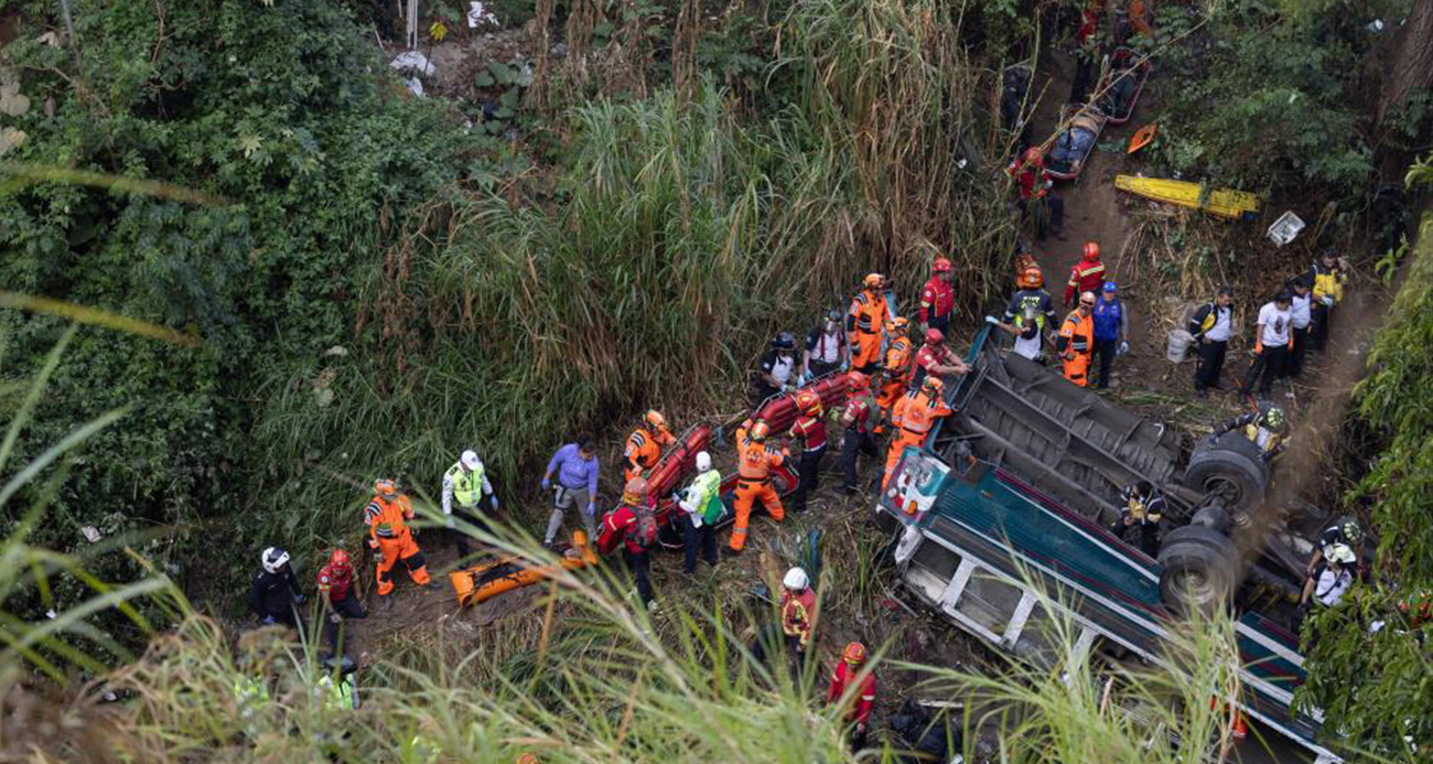 Guatemala'da yolcu otobüsü köprüden düştü: 51 ölü