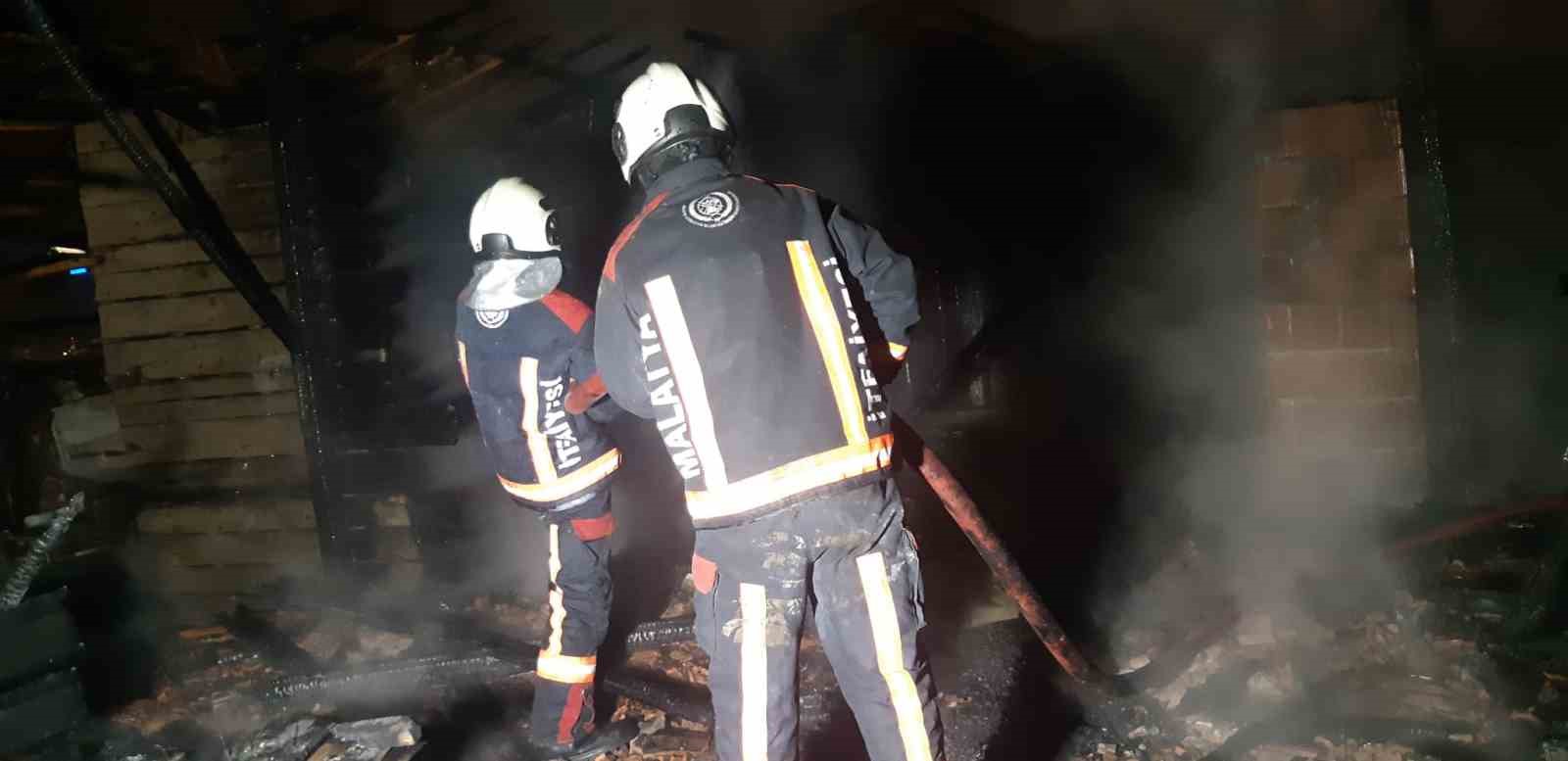 Malatya’da hasarlı binada yangın