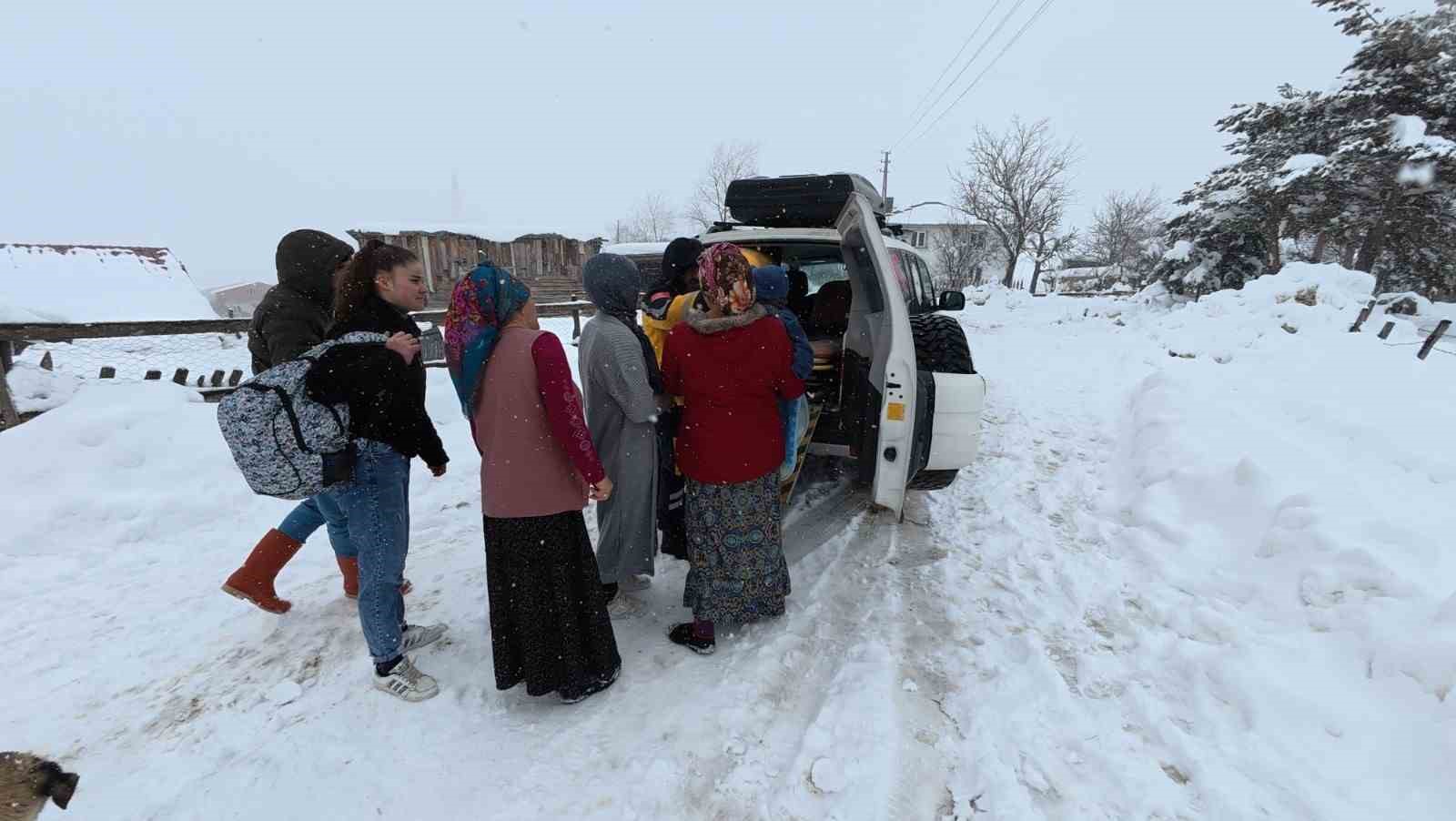 Ateşi çıkan bebek için sağlık ekipleri karlı yolları aştı