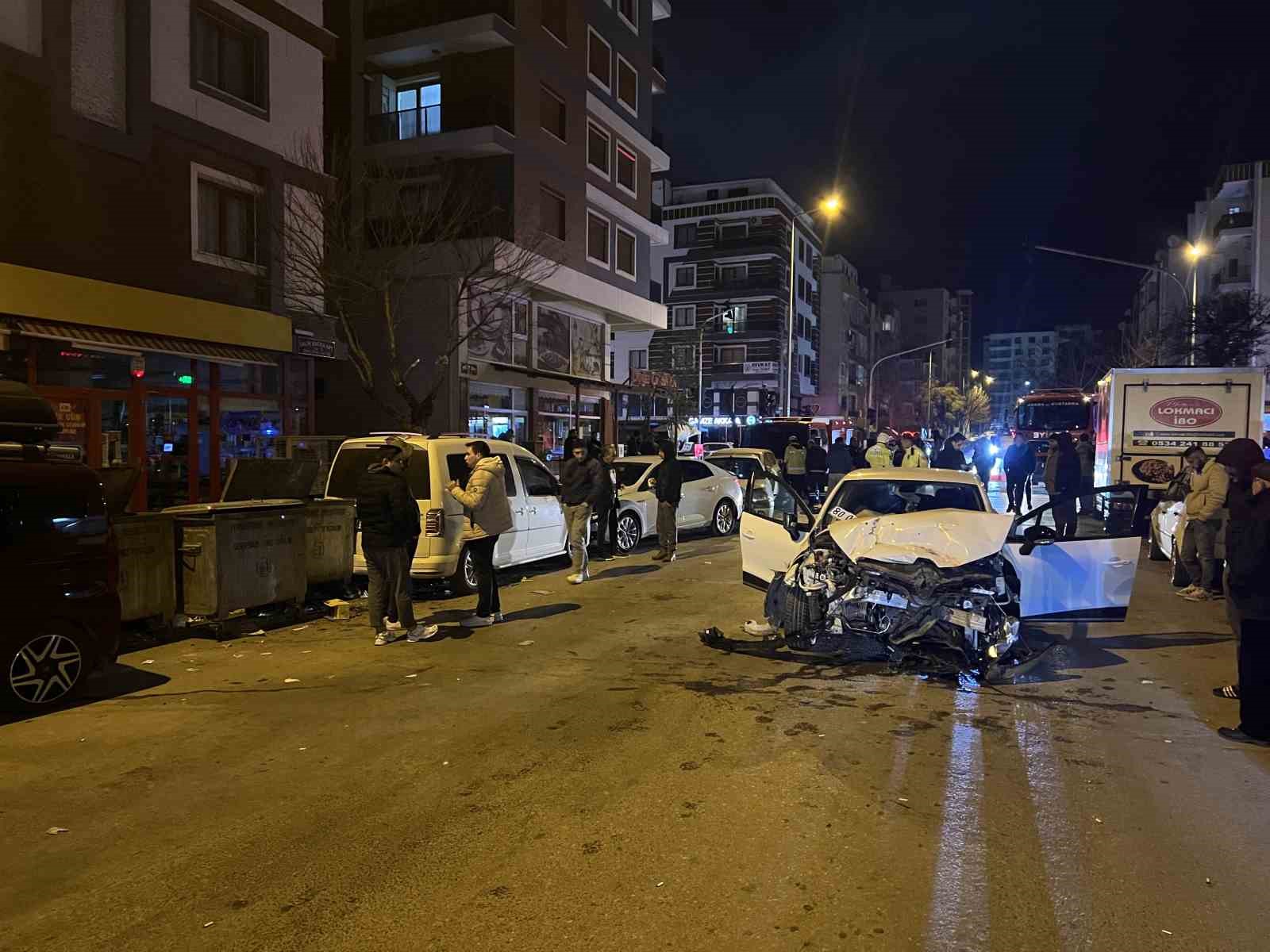 Otomobil ile çarpışan itfaiye aracı park halindeki araçlara vurdu: 1 yaralı