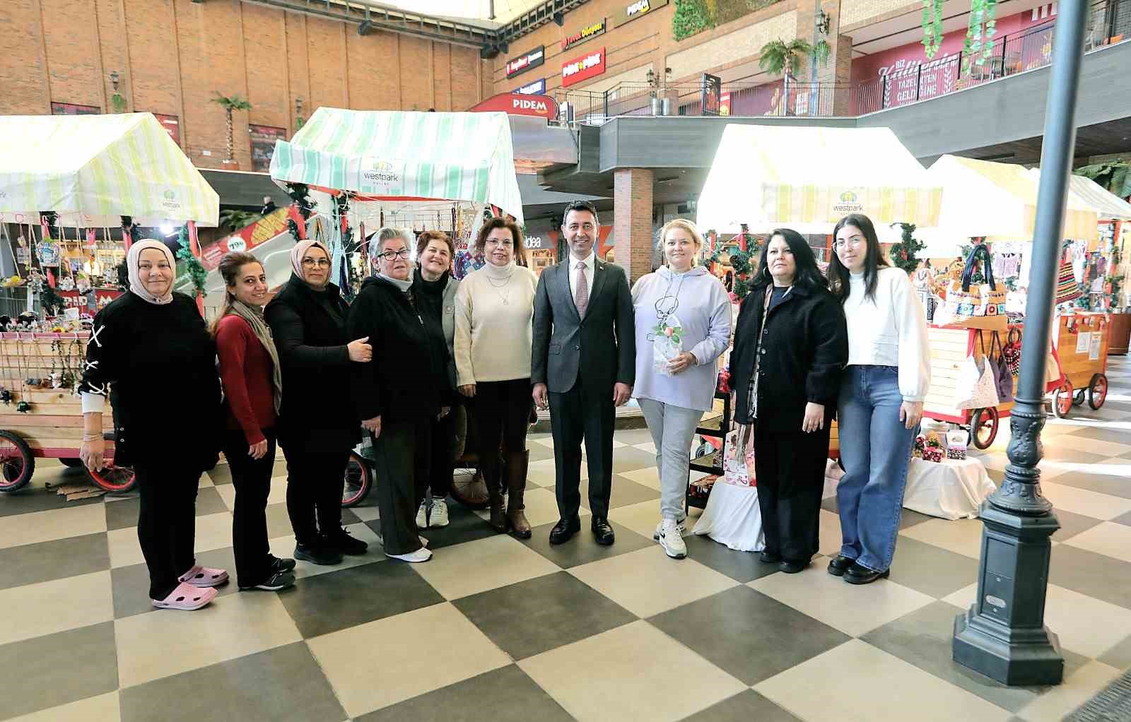 Bayraklılı kadınlardan Sevgililer Günü’ne özel sergi