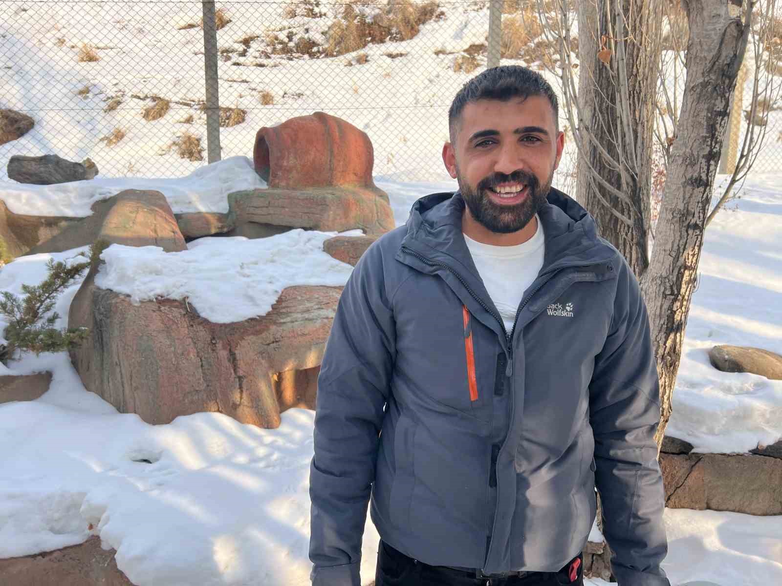 Tilkiyi elleriyle besliyor