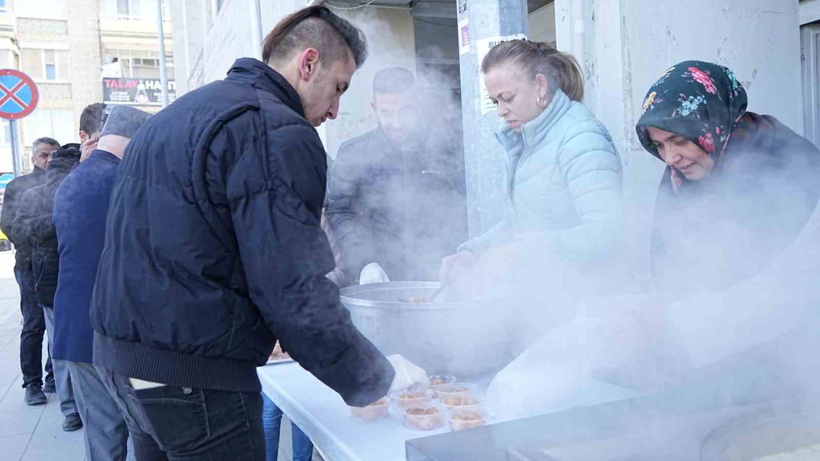 Burdur’da şehit ve gaziler için lokma dağıtıldı