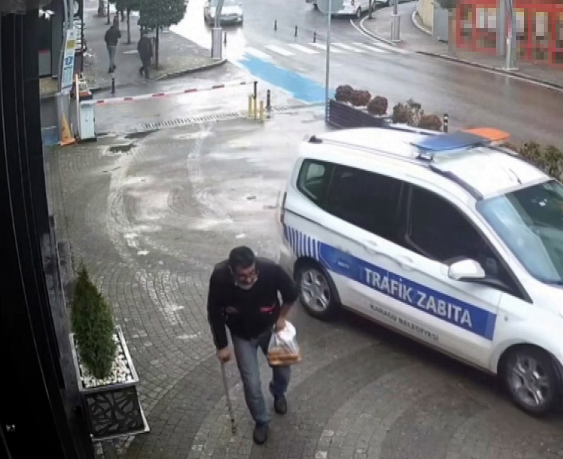 Zabıtayı görünce maraton koşucusuna dönüşen dilencinin üzerinden bakın kaç para çıkmış