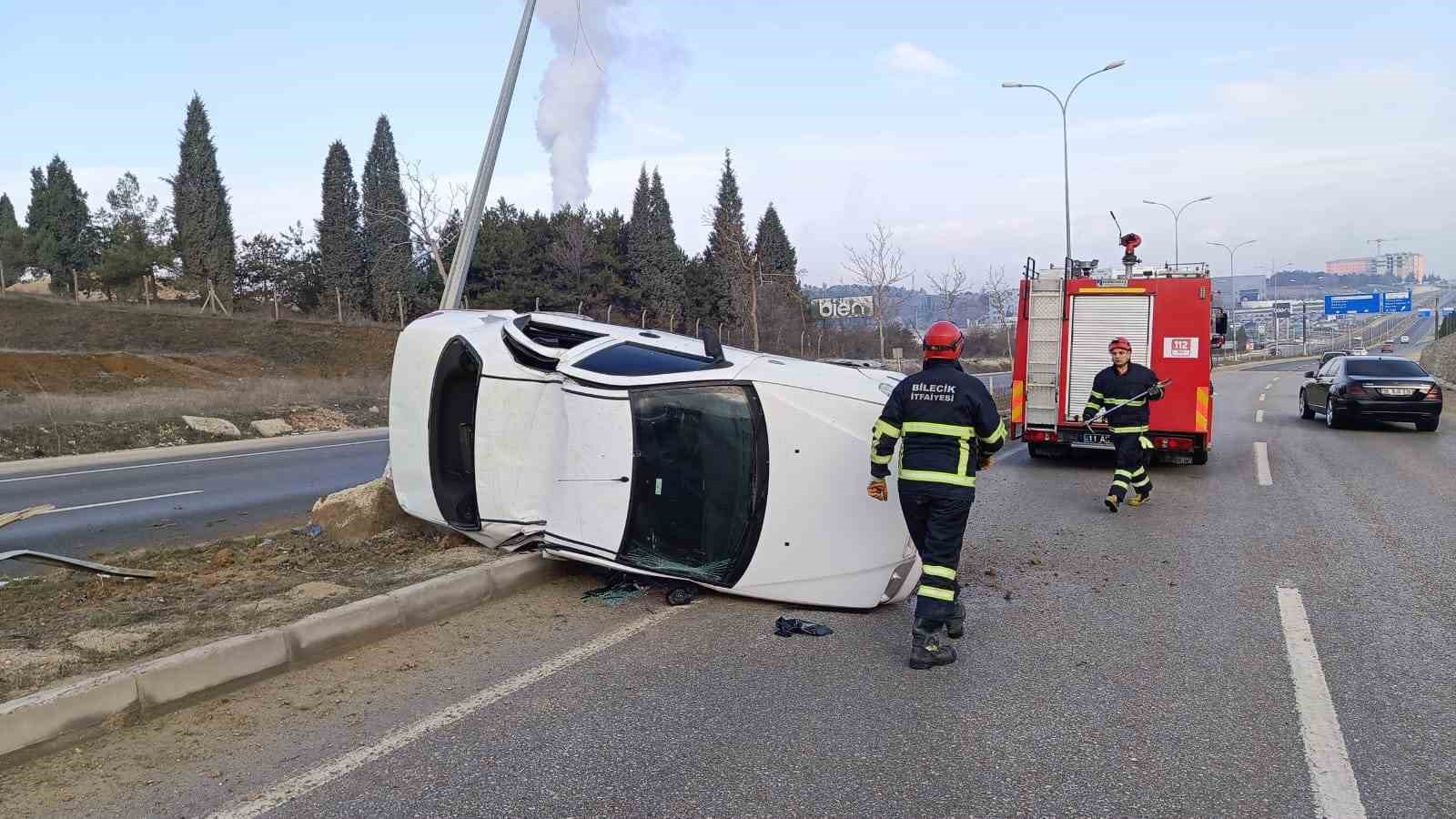 Kontrolden çıkan otomobil devrildi, 2 kişi yaralandı