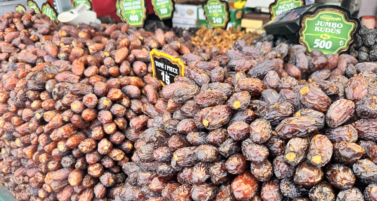 Ramazan öncesi hurma çeşitleri tezgahlarda yerini aldı