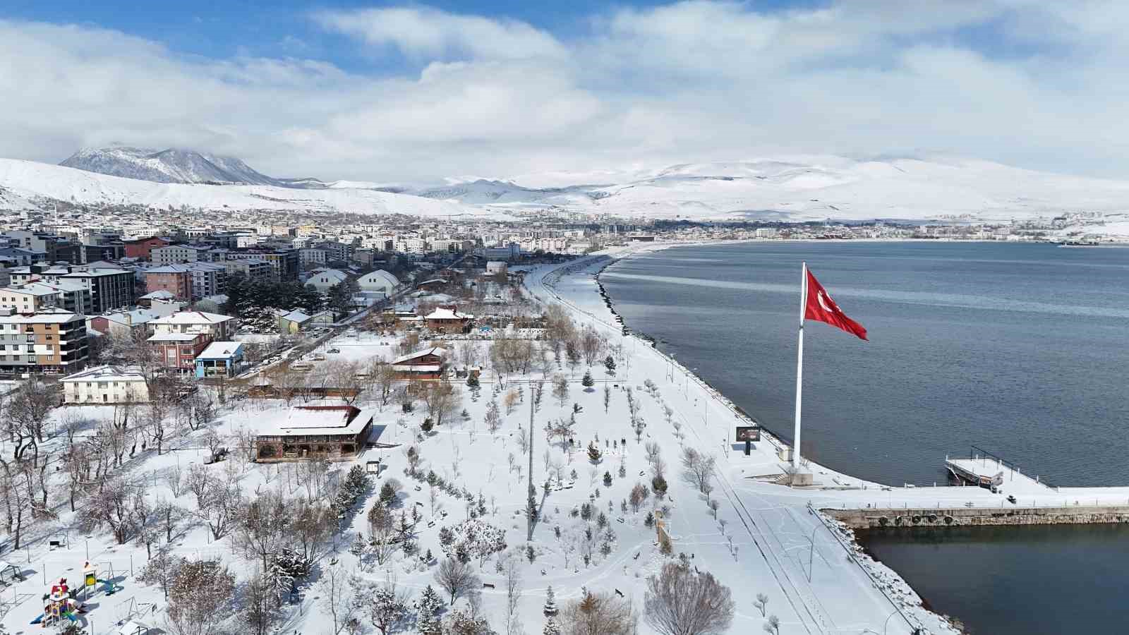 Tatvan’da kar yağışından sonra kartpostallık görüntüler