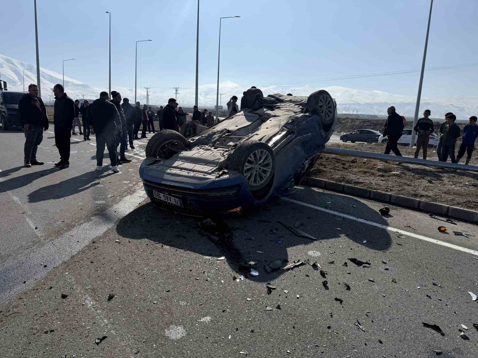 Iğdır’da minibüs ara yoldan çıkan otomobile çarptı, araçlarda maddi hasar oluştu