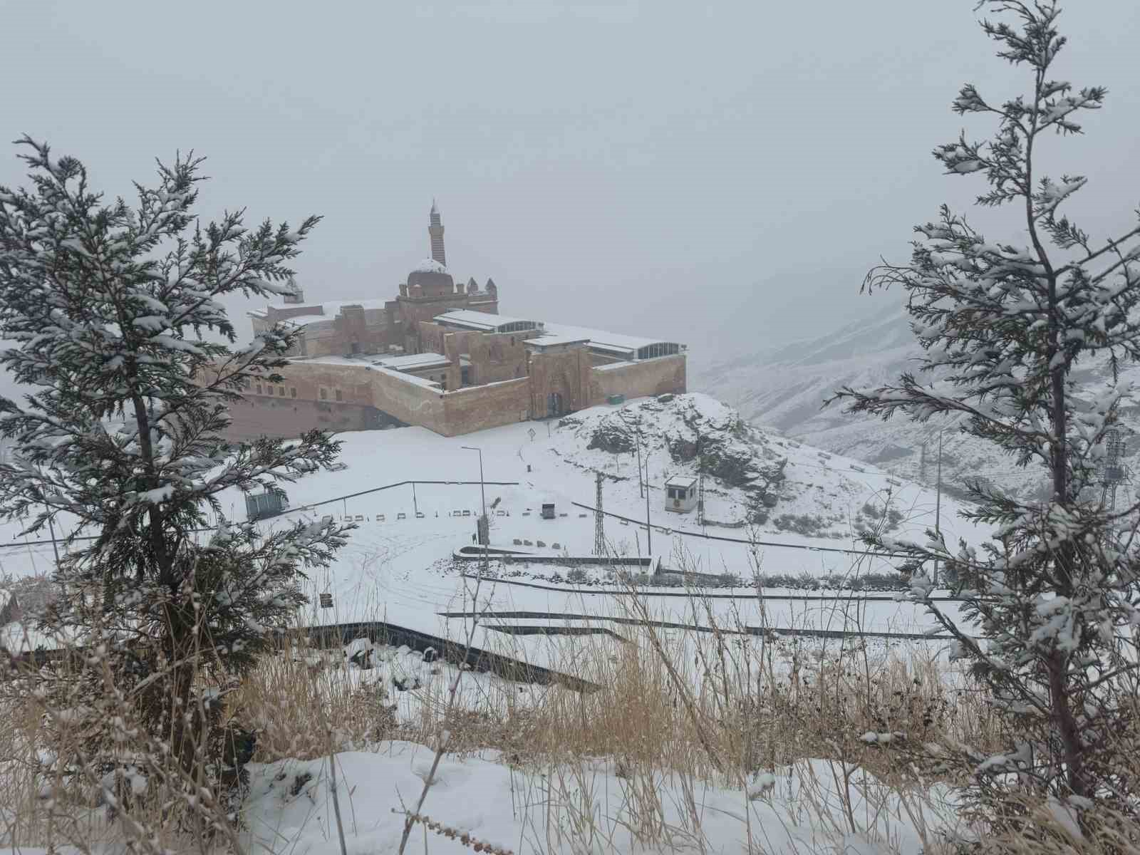 Tarihi saray beyaza büründü