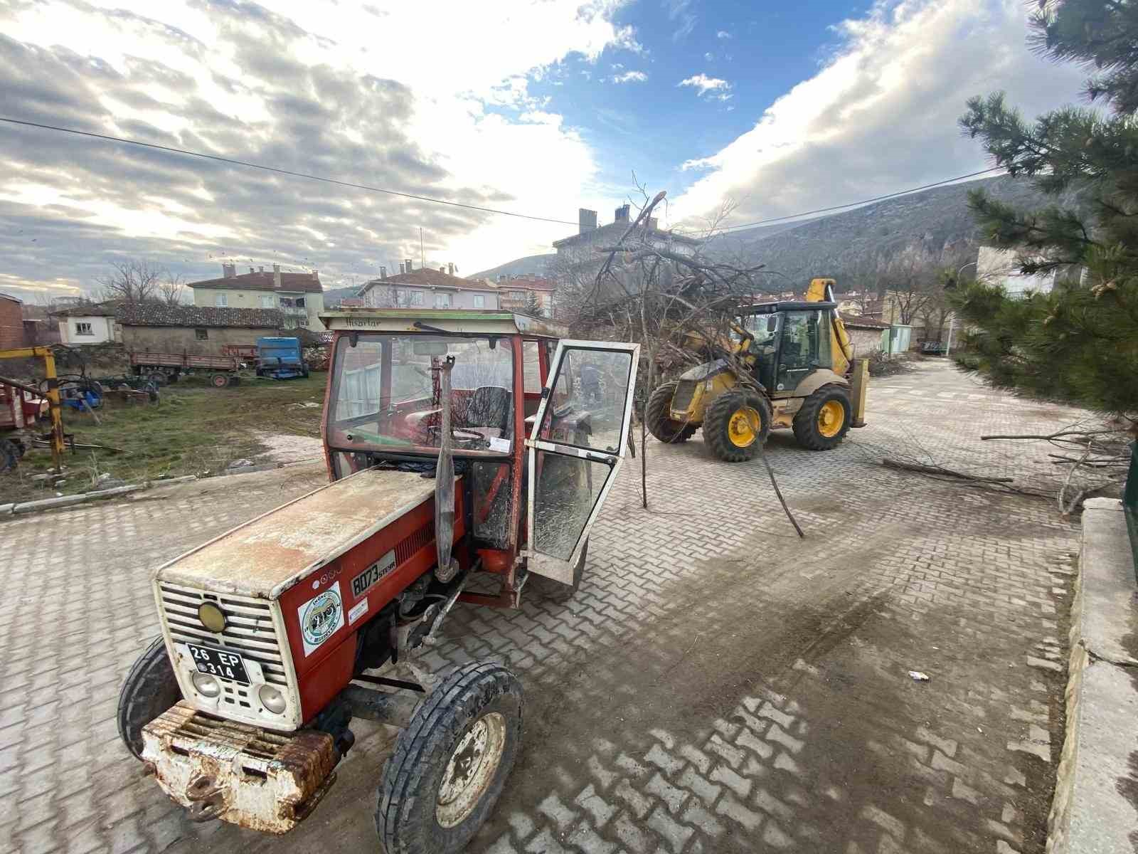 İnönü’de okul bahçeleri temizlendi