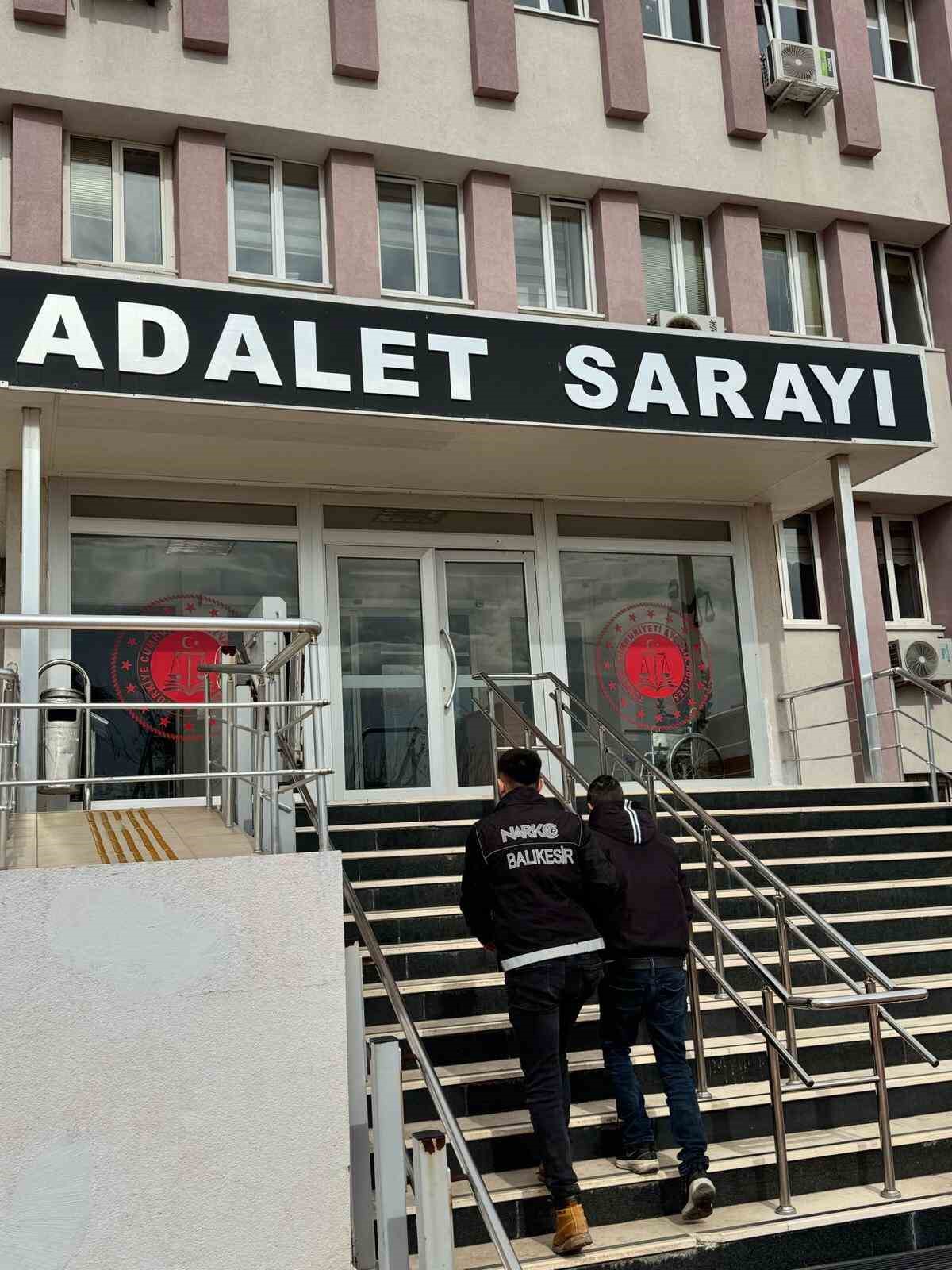 Ayvalık’ta 16 buçuk yıl kesinleşmiş hapis cezası olan uyuşturucu satıcısı yakalandı