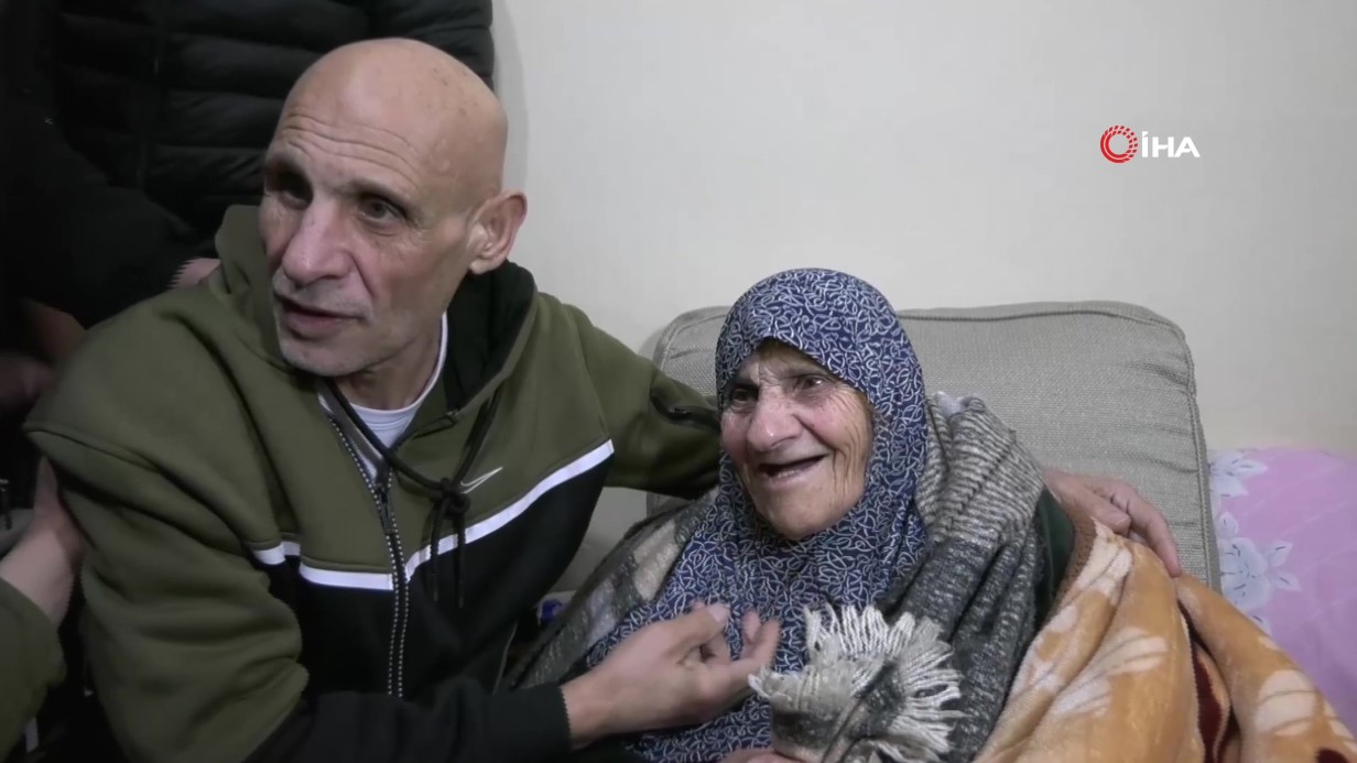 İsrail'in serbest bıraktığı 2 kardeş, 80 yaşındaki Alzheimer hastası anneleriyle buluştu