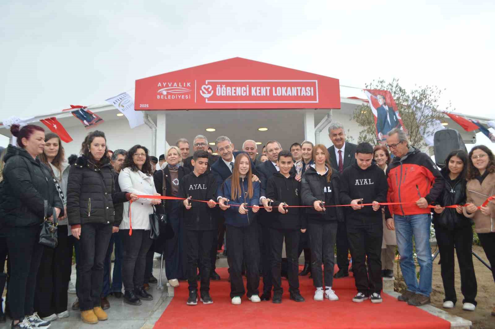 Ayvalık’ta öğrencilere ikinci dev hizmet