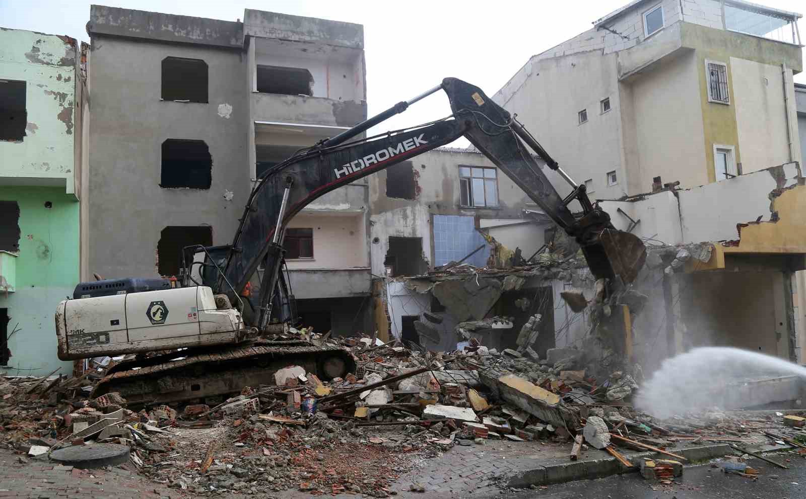 Deprem riski taşıyan 23 yapı belediye ekiplerinin gözetiminde yıkıldı