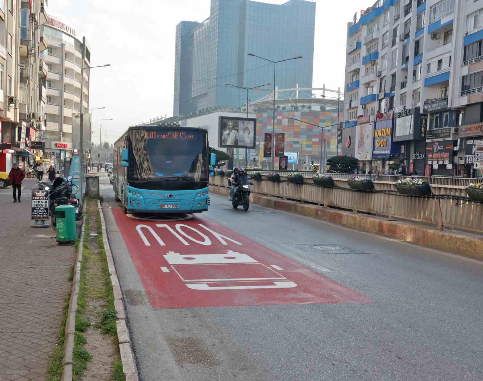 Antalya’da trafikte halk otobüslerine özel şerit uygulaması başladı