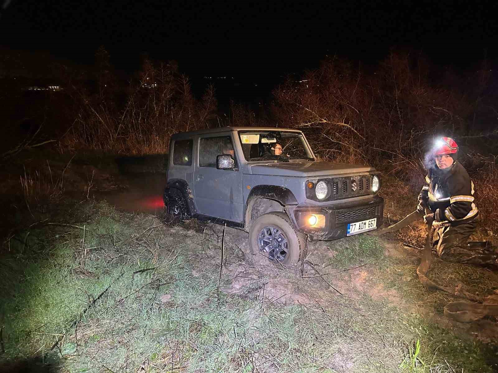 Yalova’da cipleri çamura saplanan 2 kişi kurtarıldı