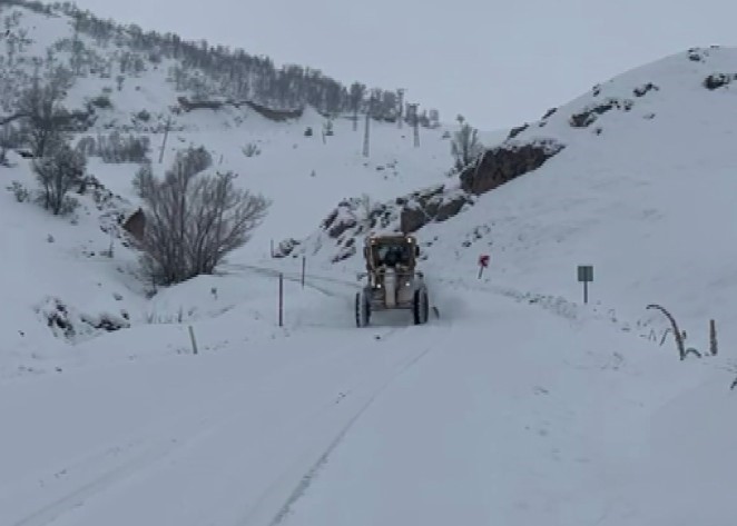 Tunceli’de kar yağışı 82 köy yolunu ulaşıma kapattı