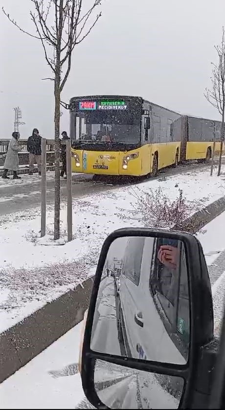 Arnavutköy’de İETT otobüsü yolda kaldı