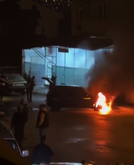 Park halindeki otomobilde çıkan yangını vatandaşlar söndürdü