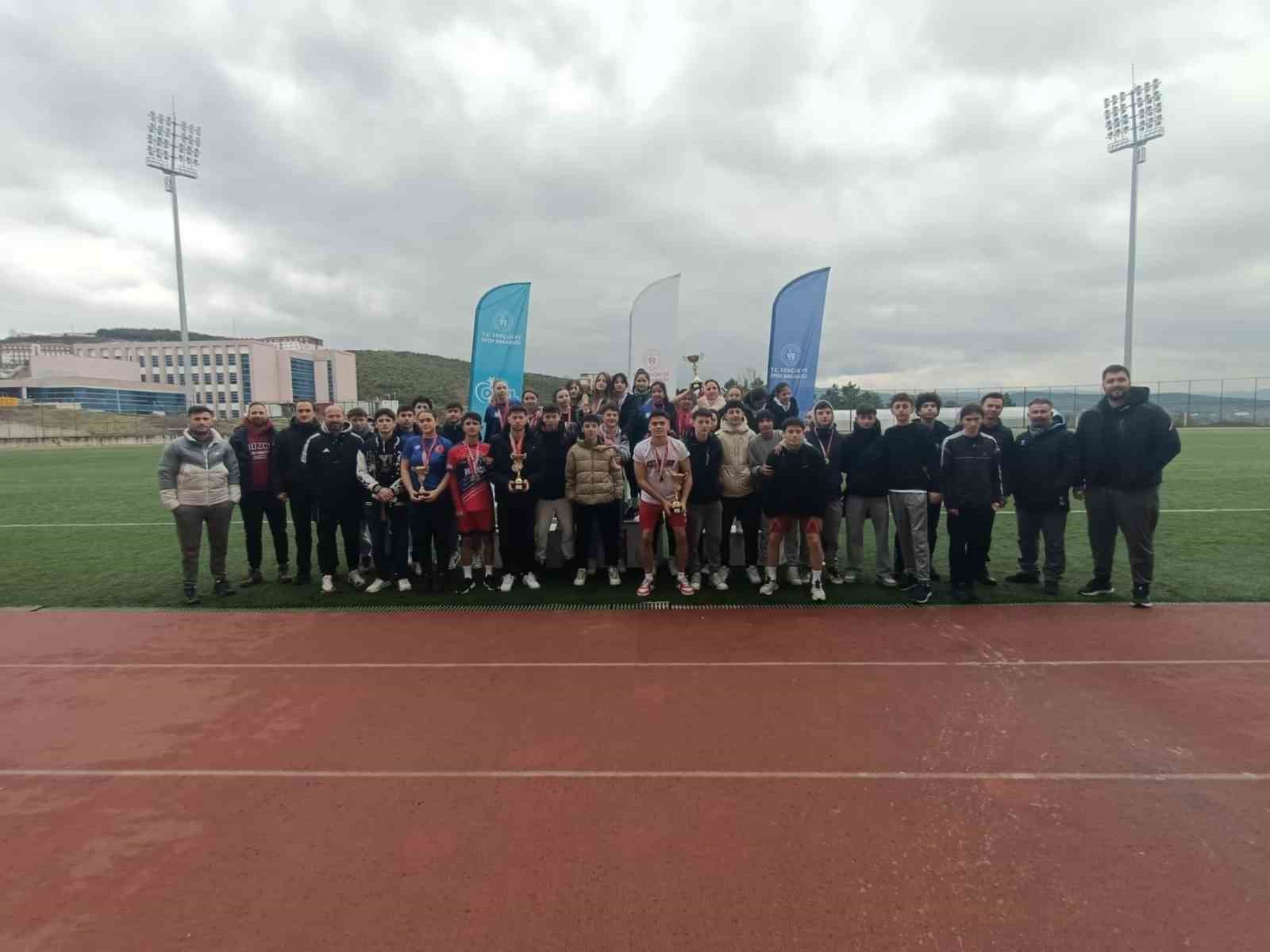 150 sporcu atletizmde dereceye girmek için yarıştı