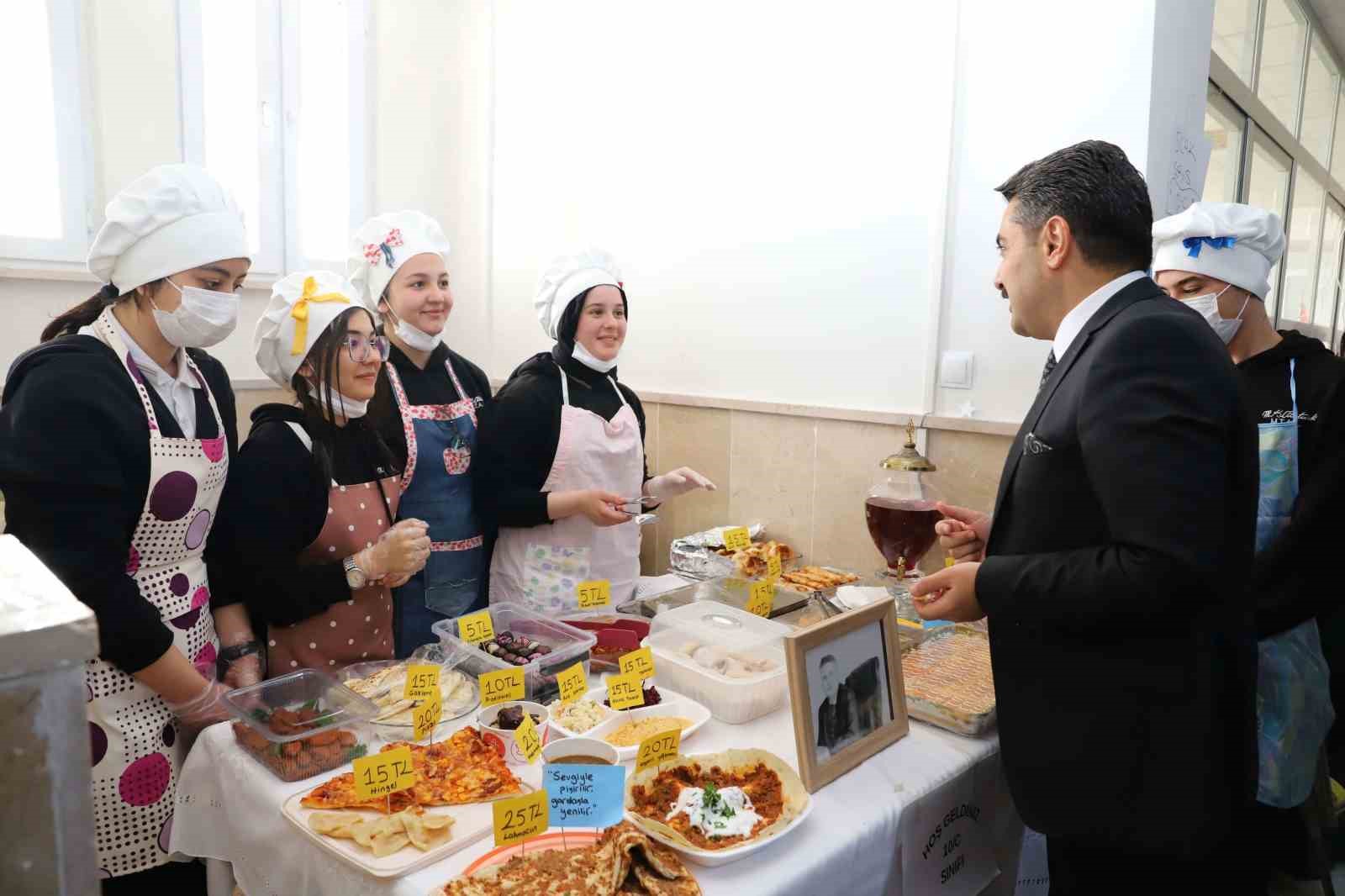 Sivas’ta lise öğrencileri hayır panayırı açtı