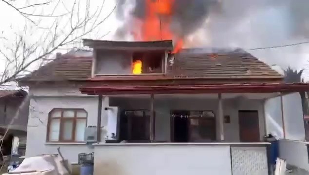Tek katlı evin çatısı alev alev yandı