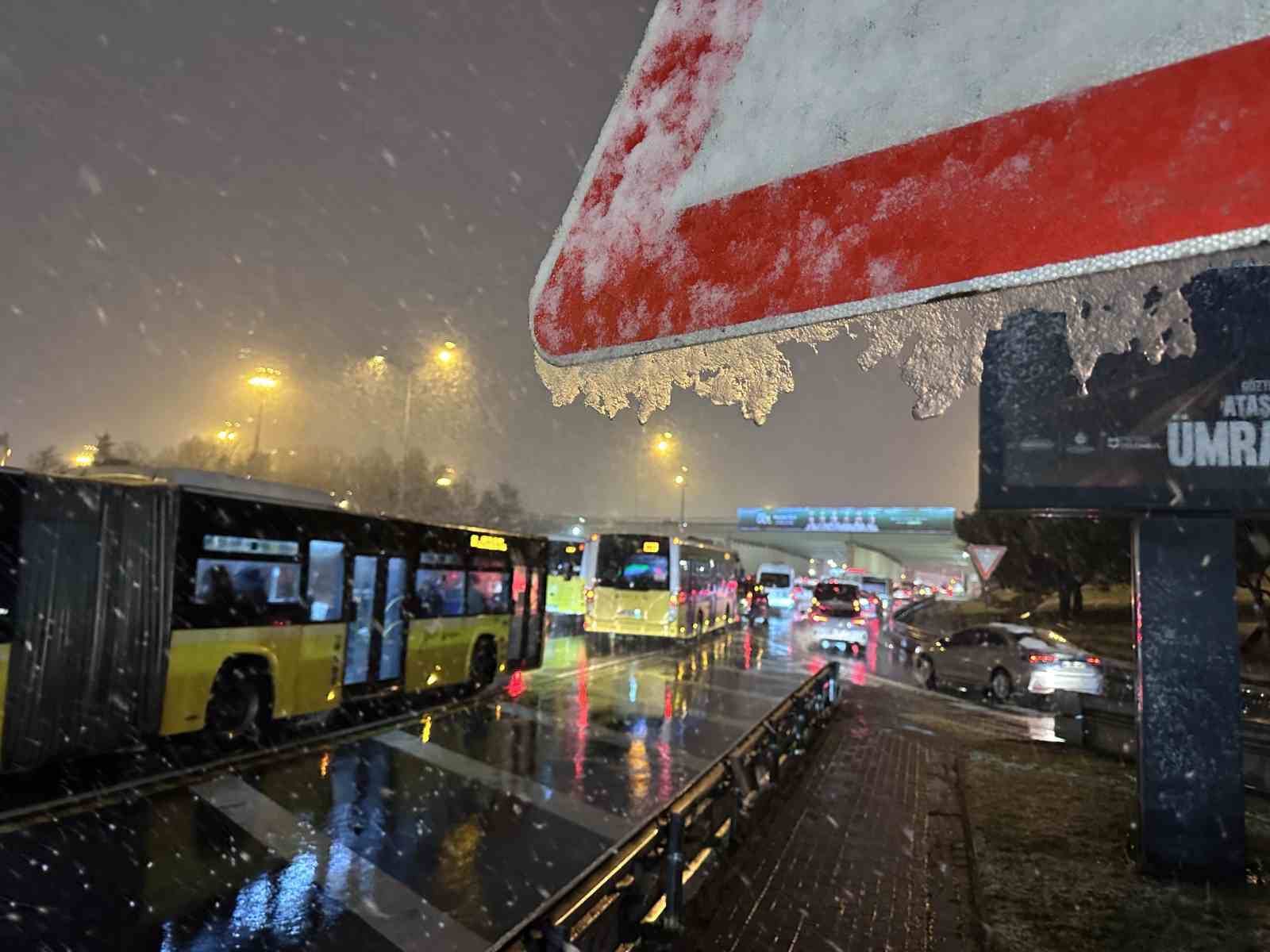 Kar yağışıyla İstanbul trafiği felç oldu