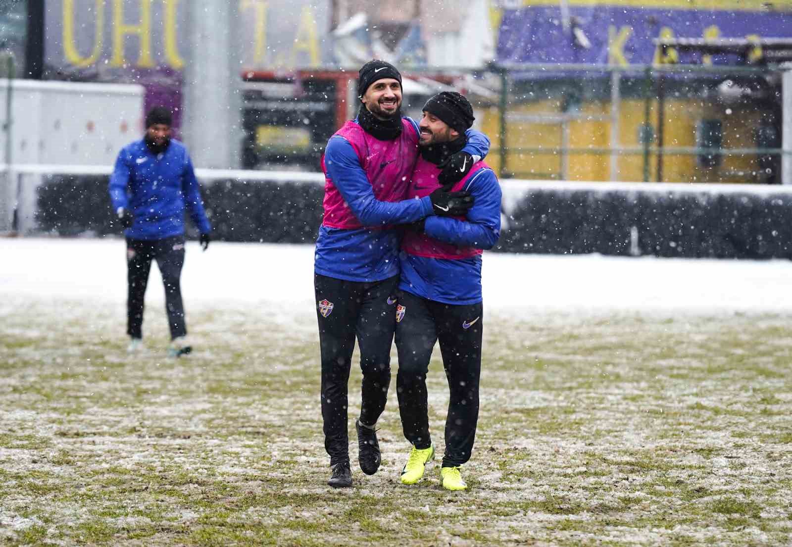Eyüpspor, Beşiktaş maçı hazırlıklarına kar yağışı altında devam etti