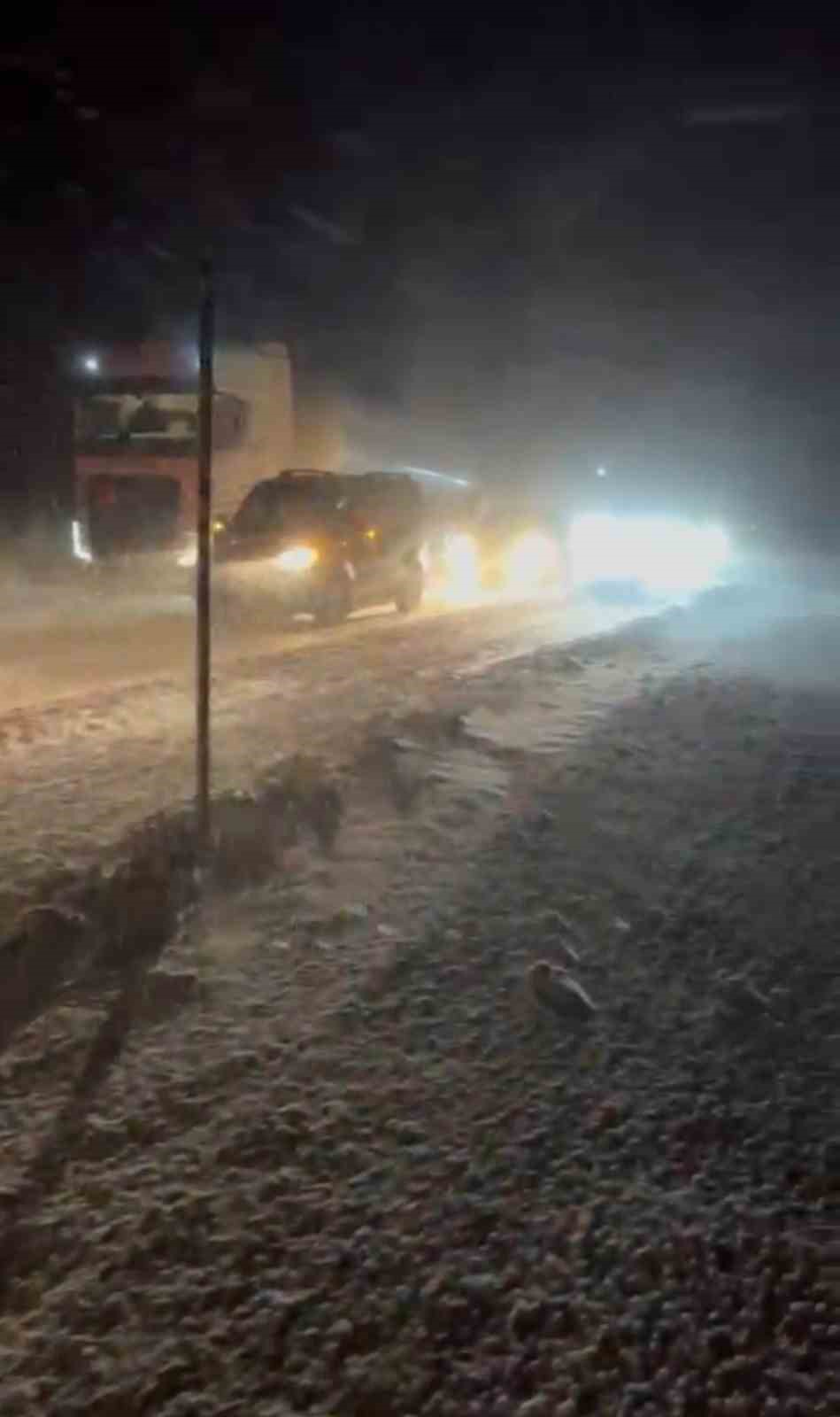 Yoğun kar ve tipi ulaşımda aksamalara neden oldu