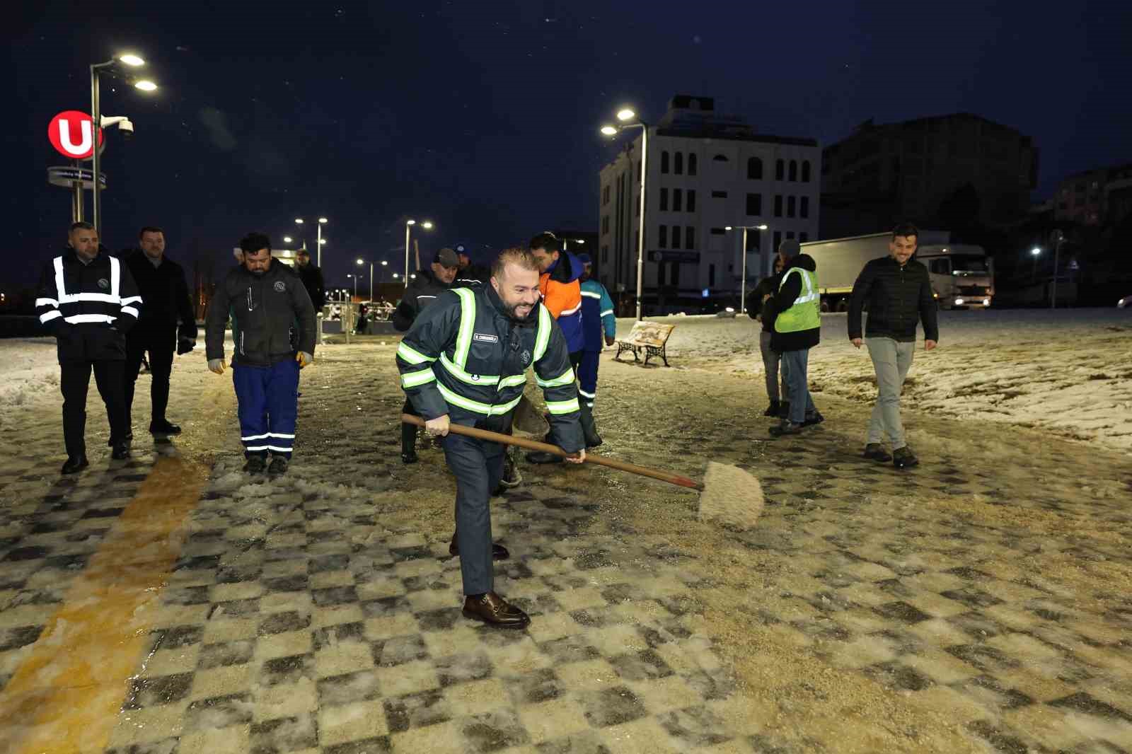 Arnavutköy’de karla mücadele çalışmaları aralıksız sürüyor