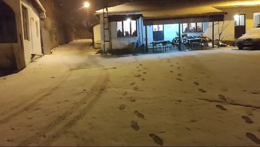 Şarköy’de bazı mahalleler karla kaplandı