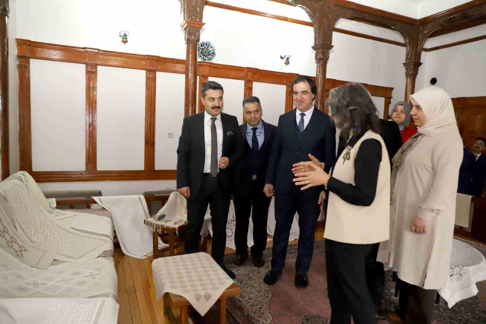 Sivas’ta ’Geçmişten Geleceğe, Hayalden Gerçeğe’ sergisi açıldı