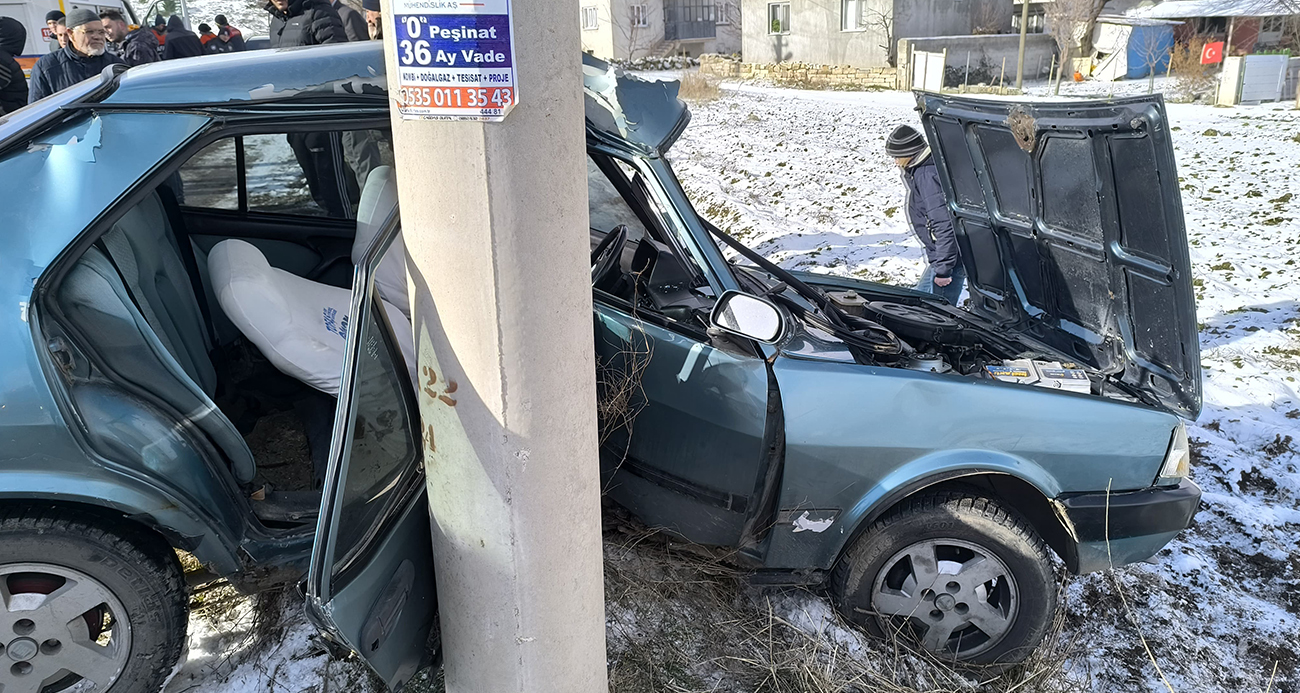 Direğe çarpıp kağıt gibi ezilen Tofaş’ta 4 kişi yaralandı