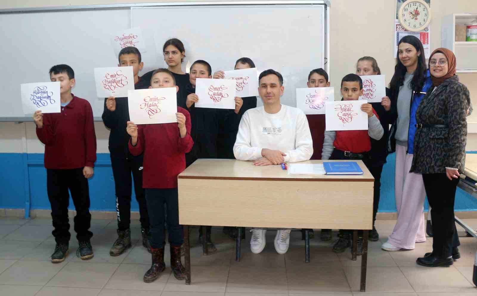 Gençler minikleri sevindirdi