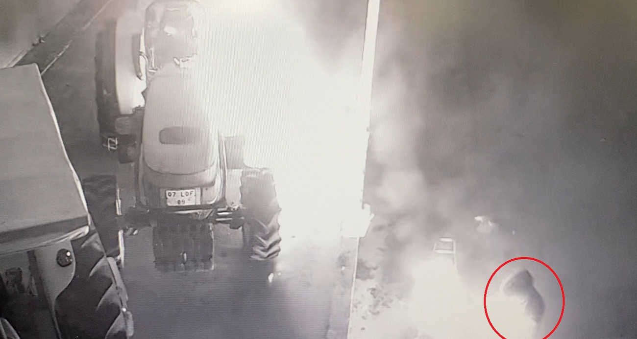 Benzinle traktörü yakarken kendini de yaktı: O anlar kamerada
