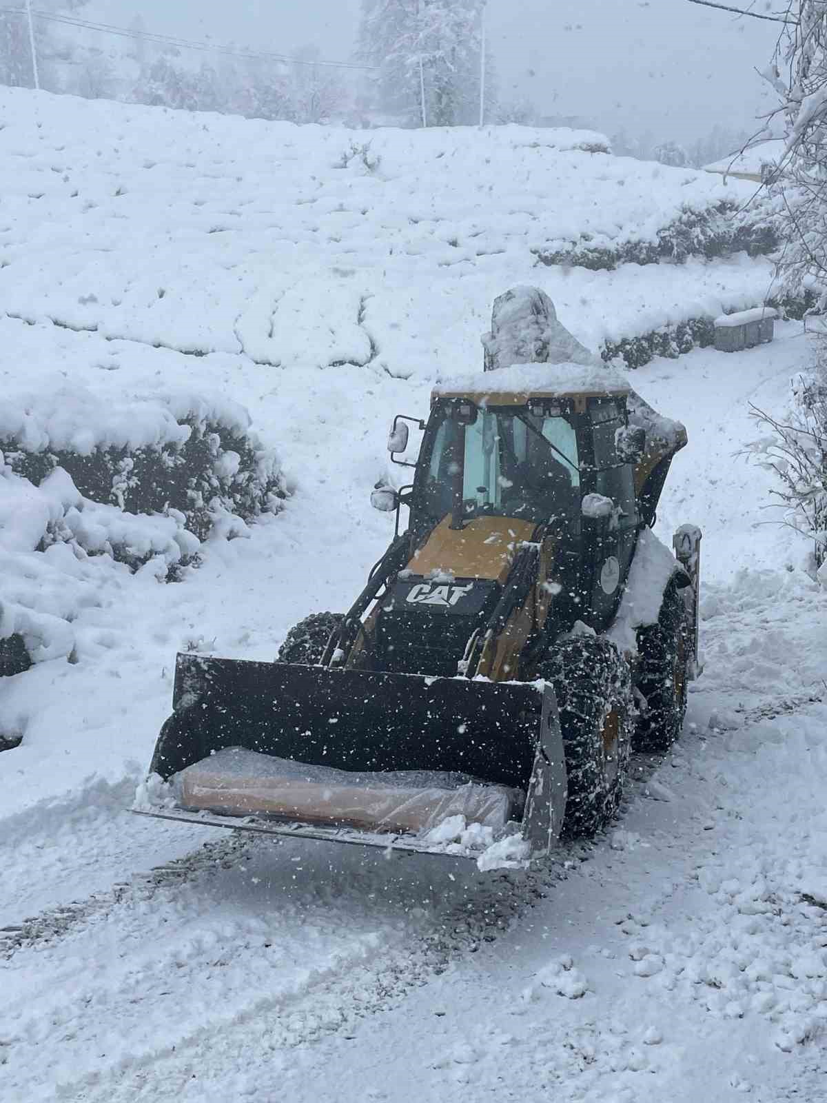 Kar nedeniyle kapanan yolda cenaze iş makinesi ile taşandı