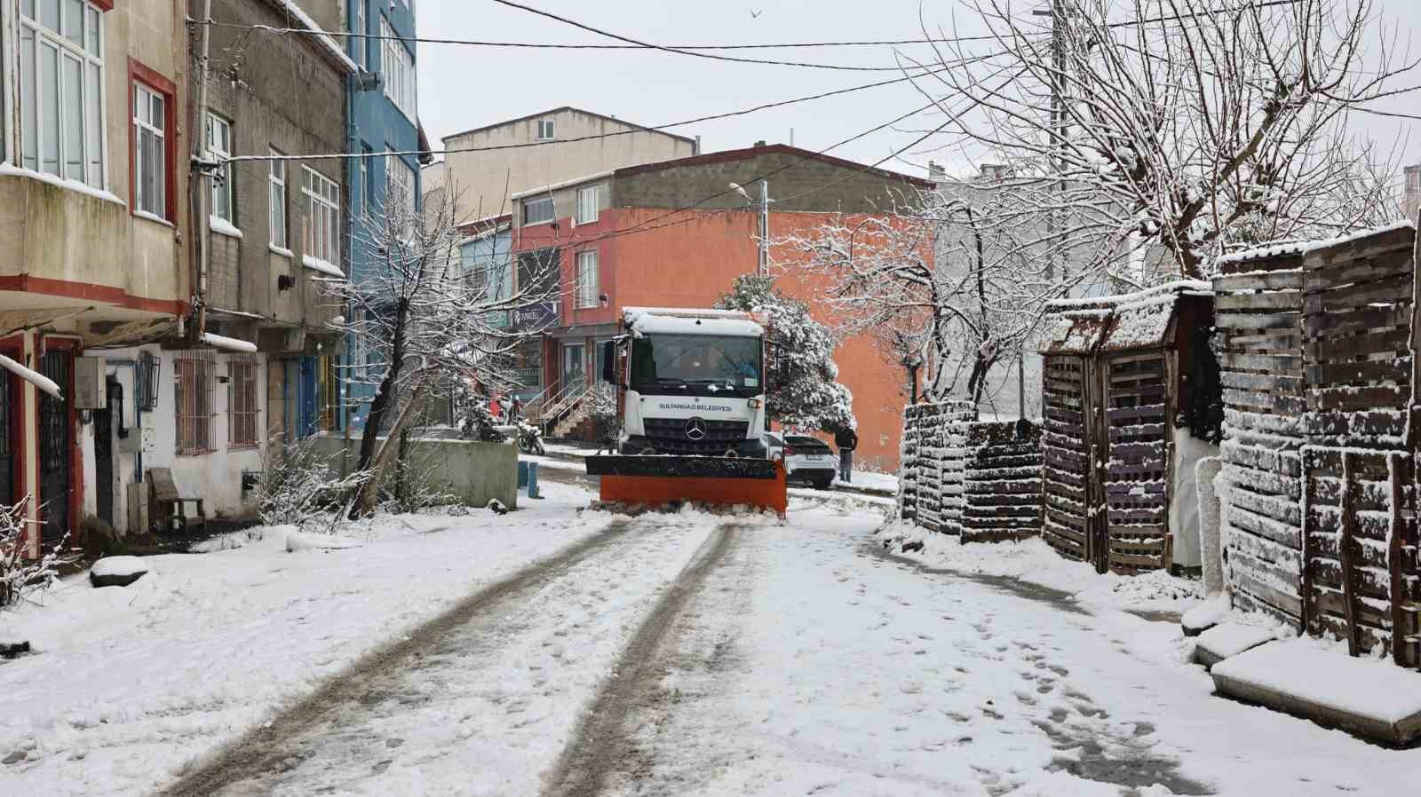 Sultangazi Belediyesi ekipleri kar mesaisinde