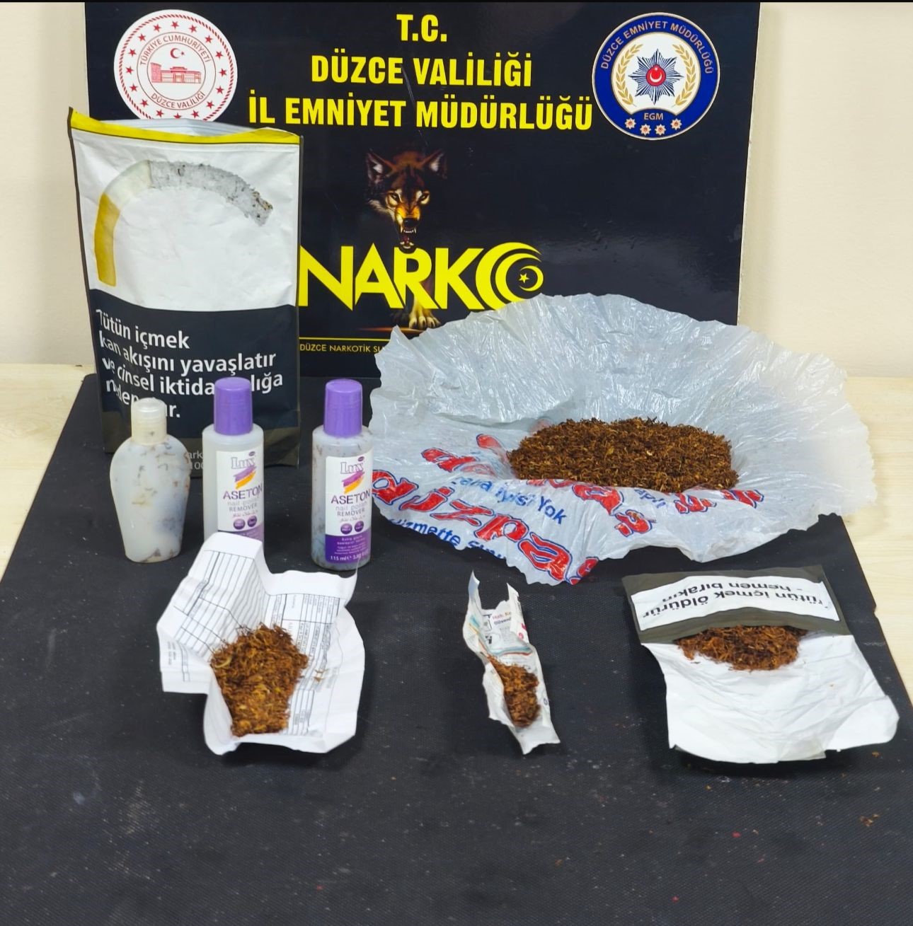 Polise çarpıp kaçan şahıslar uyuşturucudan tutuklandı