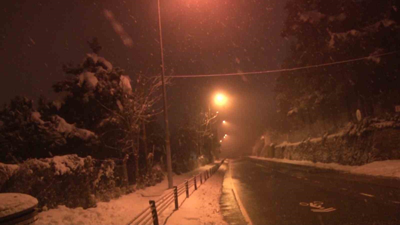 İstanbul’da gece saatlerinde kar yağışı etkili oldu
