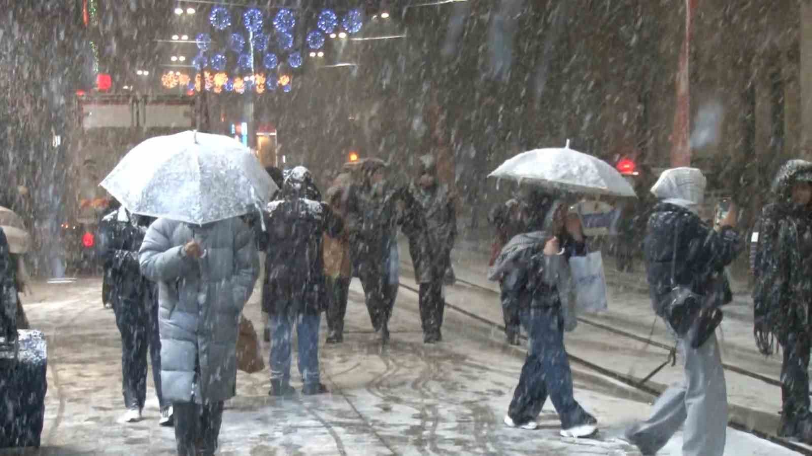 Taksim’de kar yağışı gece saatlerinde etkisini gösterdi