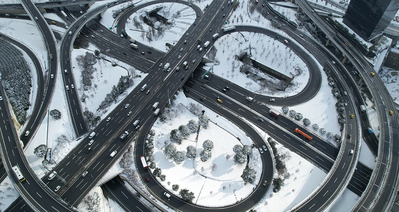 İstanbul’a kar yağdı yollar boş kaldı