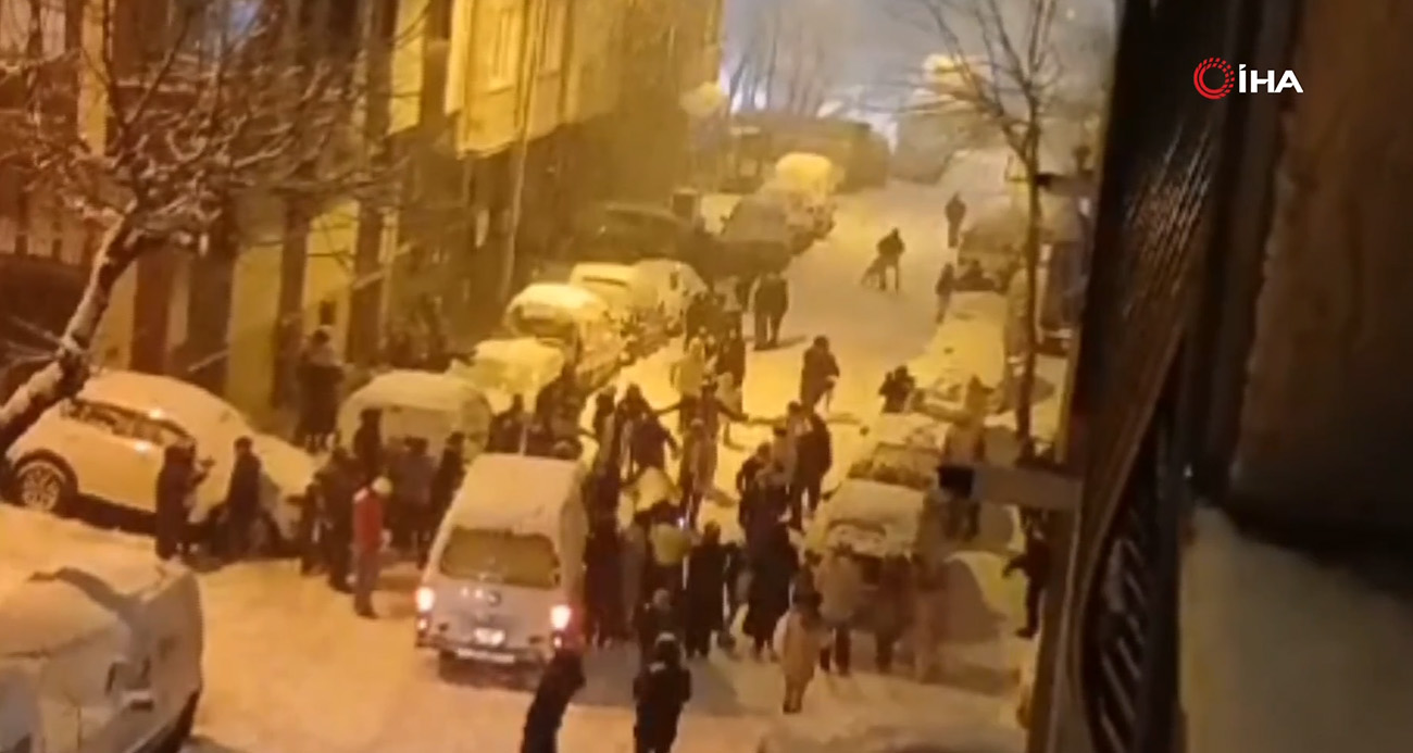Sultangazi beyaza büründü: Vatandaşlar sokaklarda horon oynayıp halay çekti