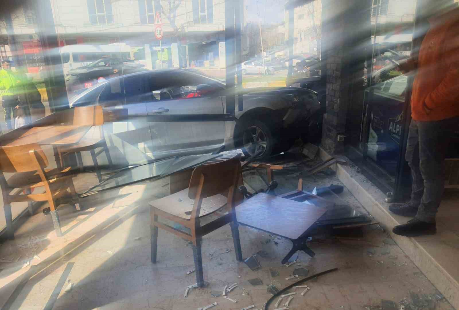 Polis uygulamasından kaçan araç pastaneye daldı, içinden 50 bin dolar ve silah çıktı