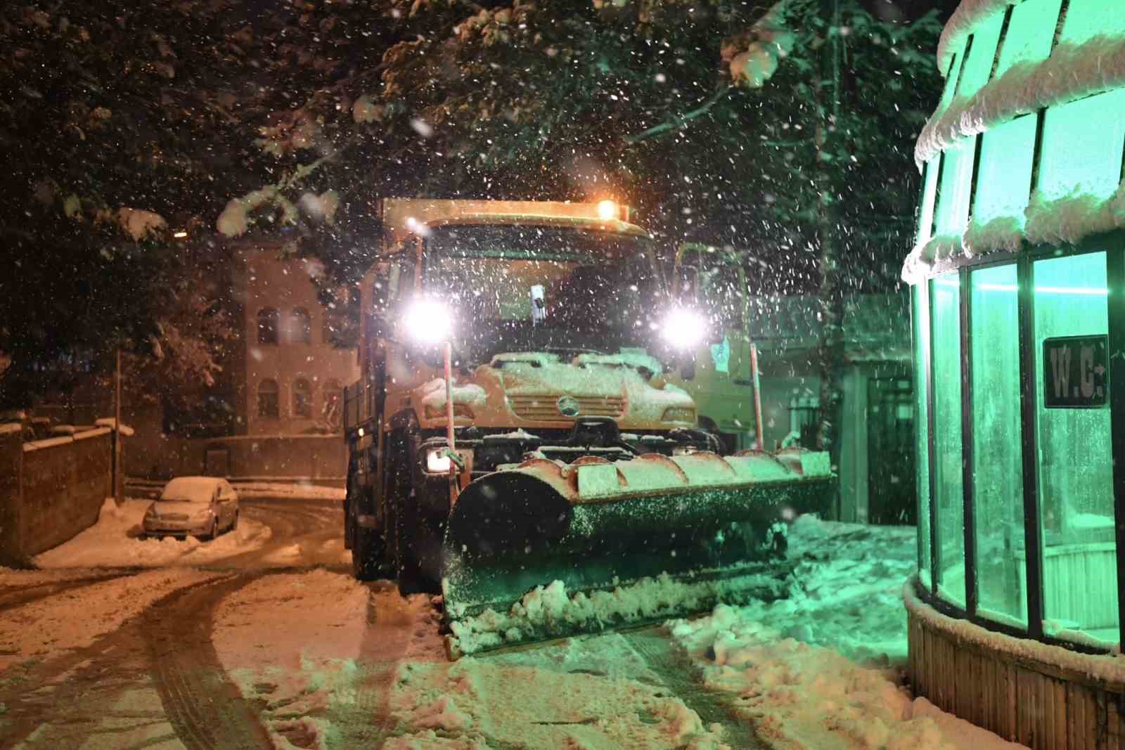 Tuzla Belediyesi’nden karla mücadelede örnek çalışma